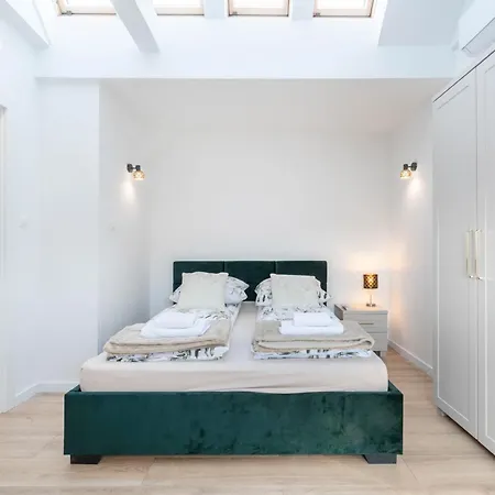Apartament Azarentier4 *